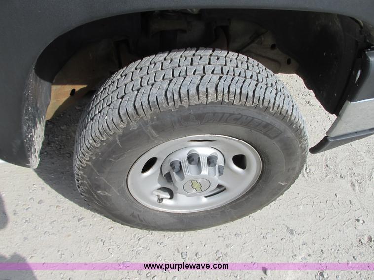 image for item J8720 2006 Chevrolet Silverado 2500HD pickup truck