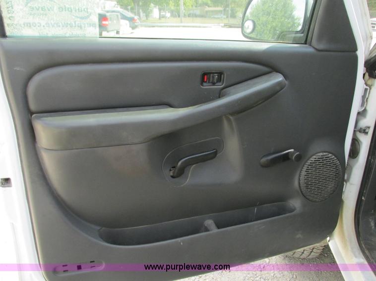 image for item J8720 2006 Chevrolet Silverado 2500HD pickup truck