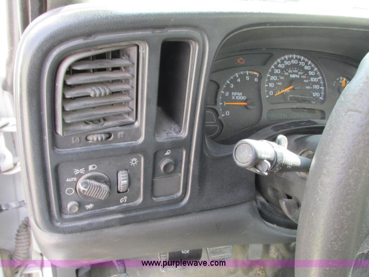 image for item J8720 2006 Chevrolet Silverado 2500HD pickup truck