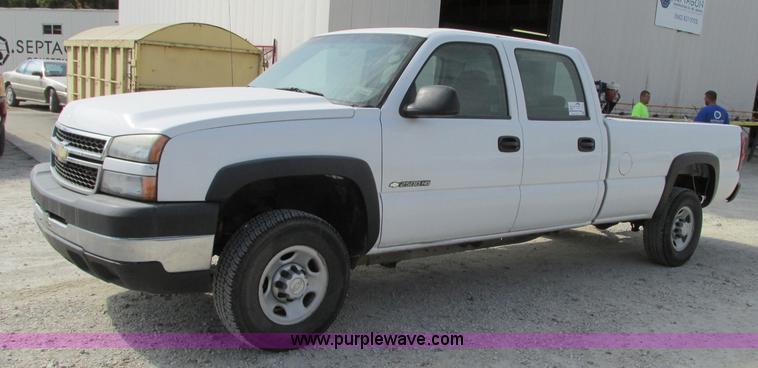 image for item J8721 2006 Chevrolet Silverado 2500HD Crew Cab pickup truck