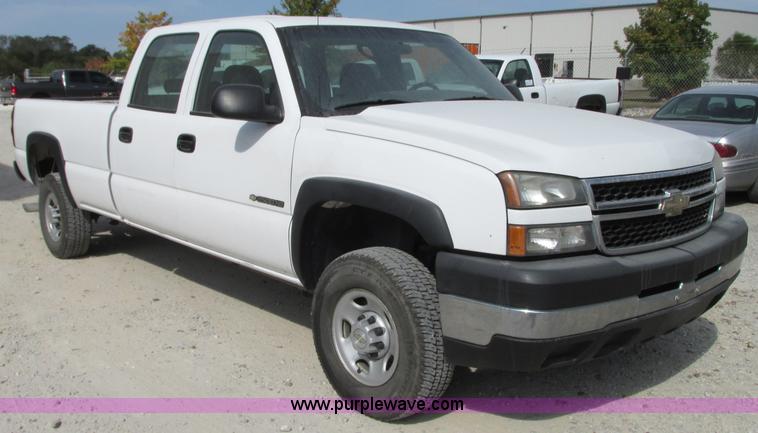 image for item J8721 2006 Chevrolet Silverado 2500HD Crew Cab pickup truck