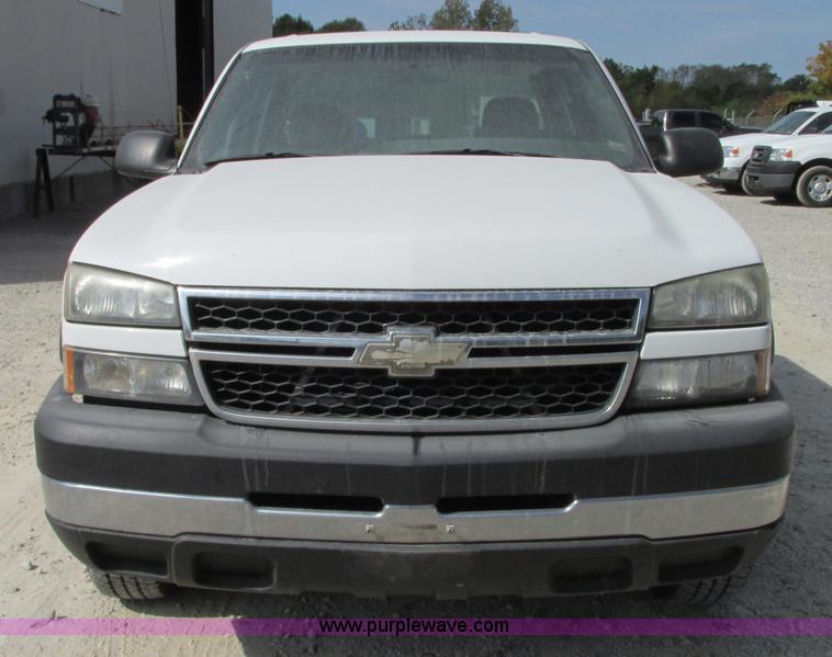 image for item J8721 2006 Chevrolet Silverado 2500HD Crew Cab pickup truck