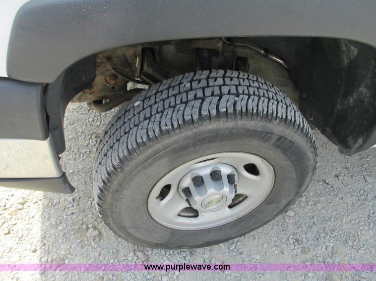 image for item J8721 2006 Chevrolet Silverado 2500HD Crew Cab pickup truck