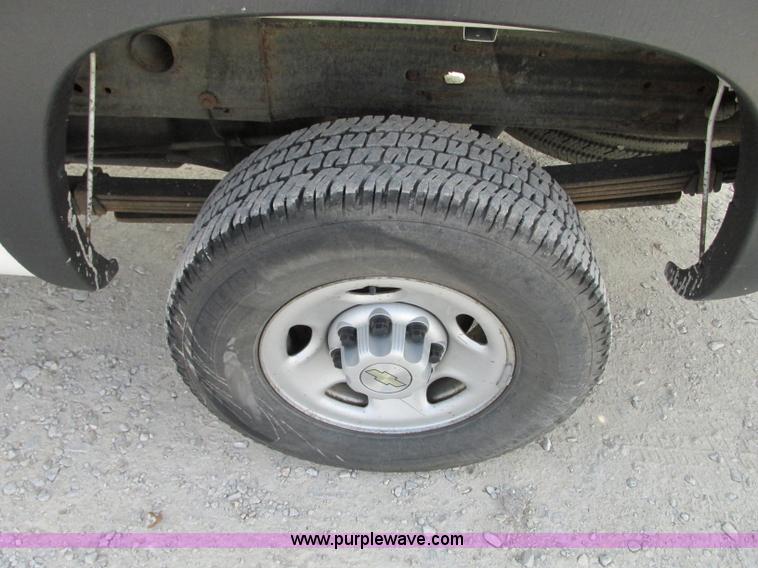 image for item J8721 2006 Chevrolet Silverado 2500HD Crew Cab pickup truck