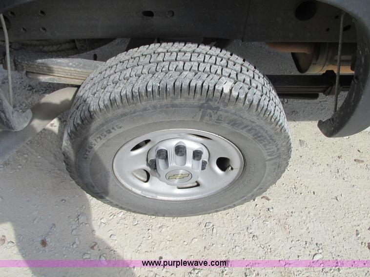 image for item J8721 2006 Chevrolet Silverado 2500HD Crew Cab pickup truck