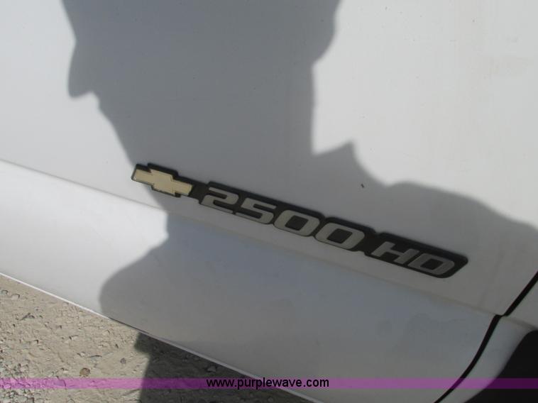 image for item J8721 2006 Chevrolet Silverado 2500HD Crew Cab pickup truck