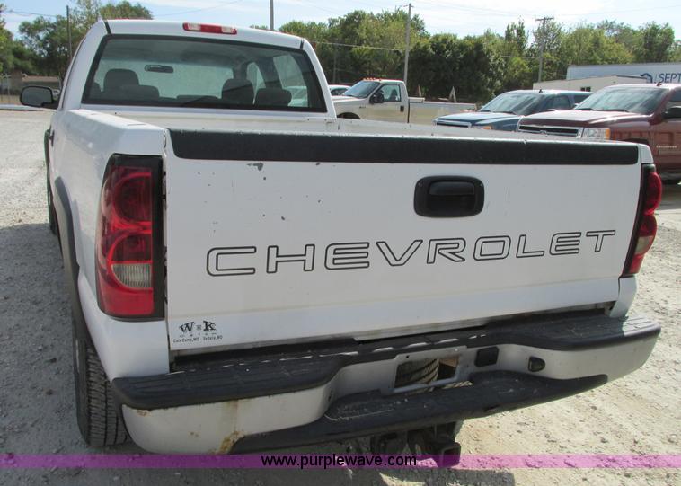 image for item J8721 2006 Chevrolet Silverado 2500HD Crew Cab pickup truck