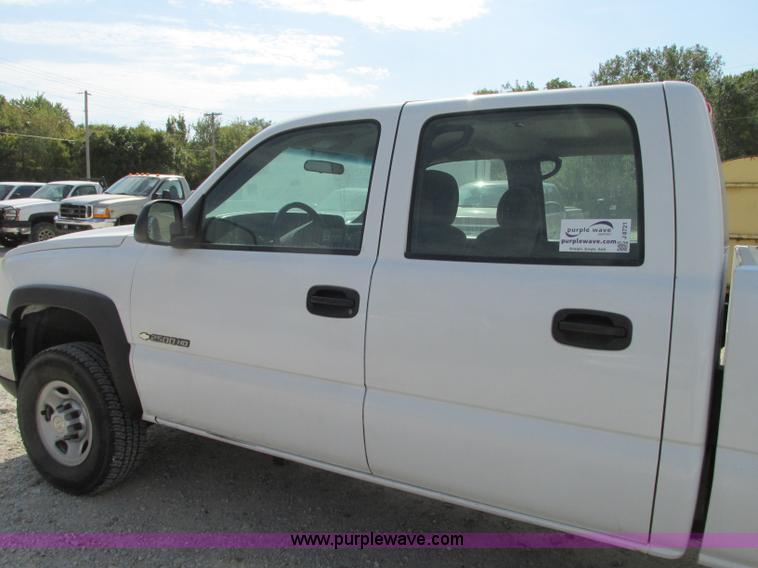 image for item J8721 2006 Chevrolet Silverado 2500HD Crew Cab pickup truck