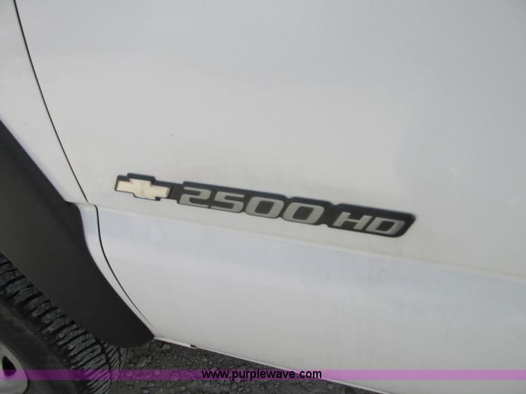 image for item J8721 2006 Chevrolet Silverado 2500HD Crew Cab pickup truck