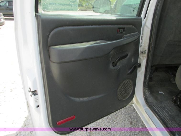 image for item J8721 2006 Chevrolet Silverado 2500HD Crew Cab pickup truck