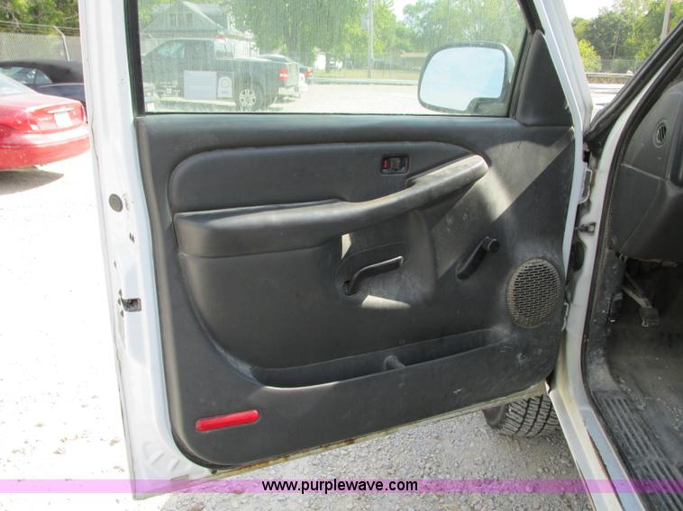 image for item J8721 2006 Chevrolet Silverado 2500HD Crew Cab pickup truck