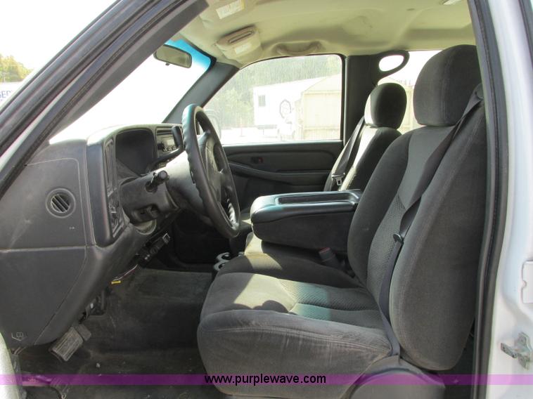 image for item J8721 2006 Chevrolet Silverado 2500HD Crew Cab pickup truck