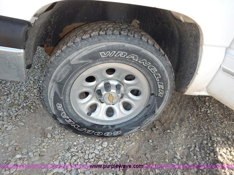 image for item K1730 2005 Chevrolet Silverado 1500 LS Ext. Cab pickup truck