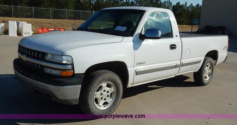 image for item K1731 2002 Chevrolet Silverado 1500 LS pickup truck