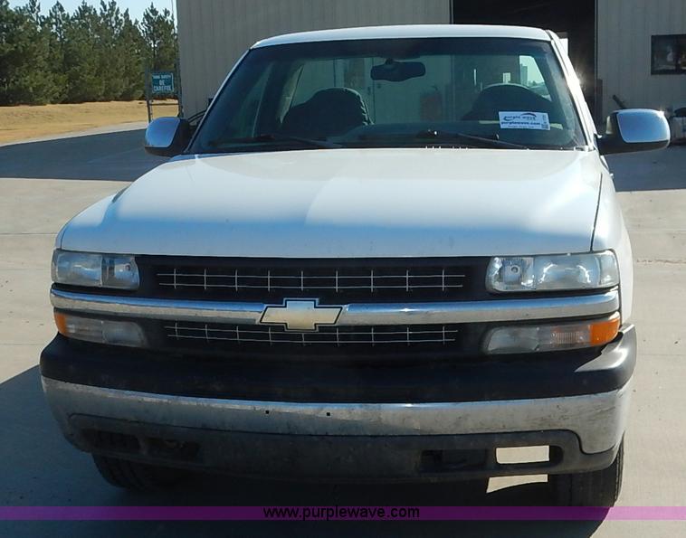 image for item K1731 2002 Chevrolet Silverado 1500 LS pickup truck