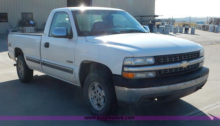image for item K1731 2002 Chevrolet Silverado 1500 LS pickup truck