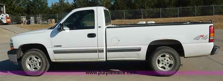 image for item K1731 2002 Chevrolet Silverado 1500 LS pickup truck