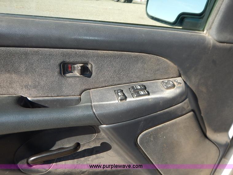 image for item K1731 2002 Chevrolet Silverado 1500 LS pickup truck