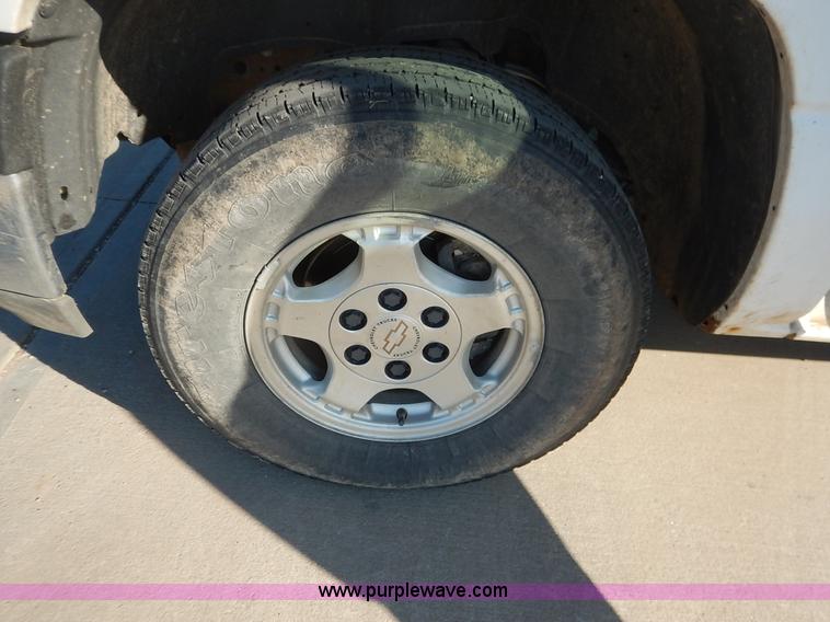 image for item K1731 2002 Chevrolet Silverado 1500 LS pickup truck