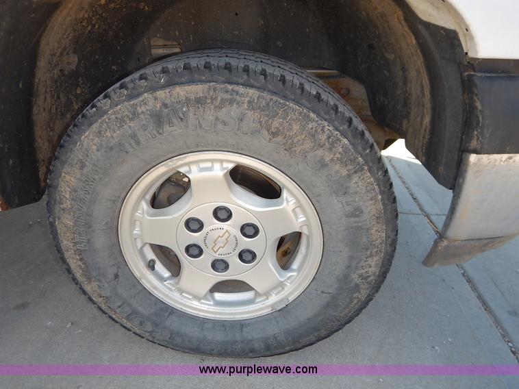 image for item K1731 2002 Chevrolet Silverado 1500 LS pickup truck