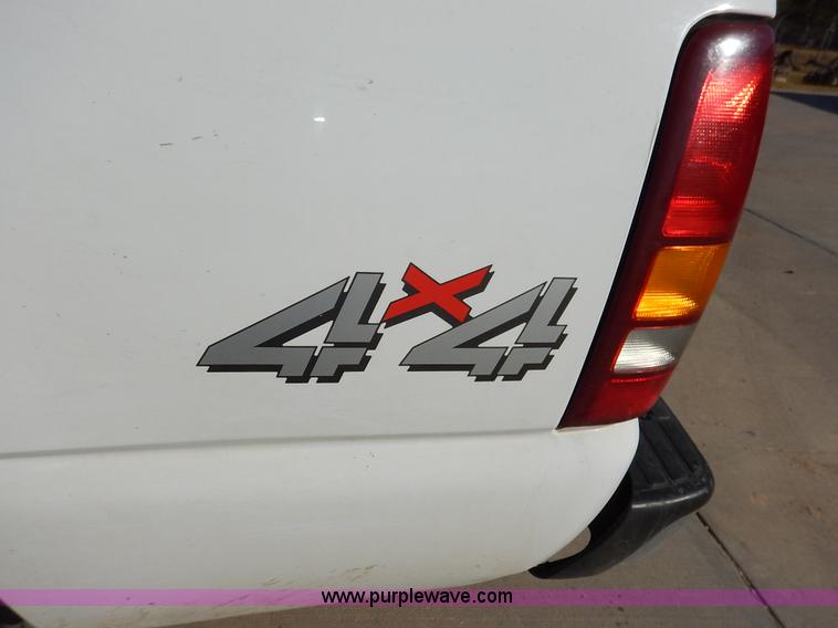 image for item K1731 2002 Chevrolet Silverado 1500 LS pickup truck