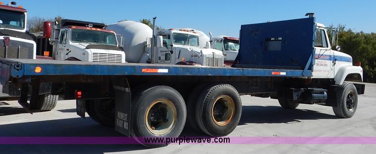 image for item L3501 1979 International F2554 flatbed truck