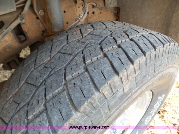 image for item L5112 2002 Ford F250 Super Duty Crew Cab pickup truck