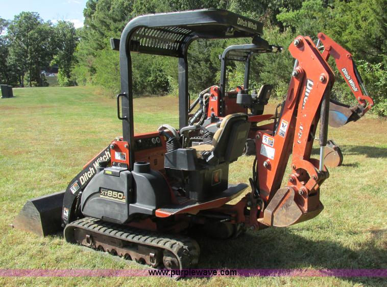 image for item BS9990 2004 Ditch Witch XT850 tool carrier