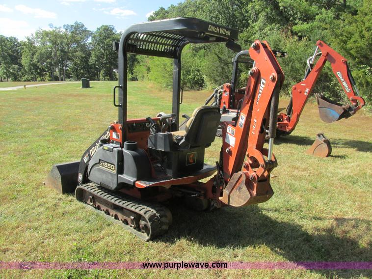 image for item BS9990 2004 Ditch Witch XT850 tool carrier