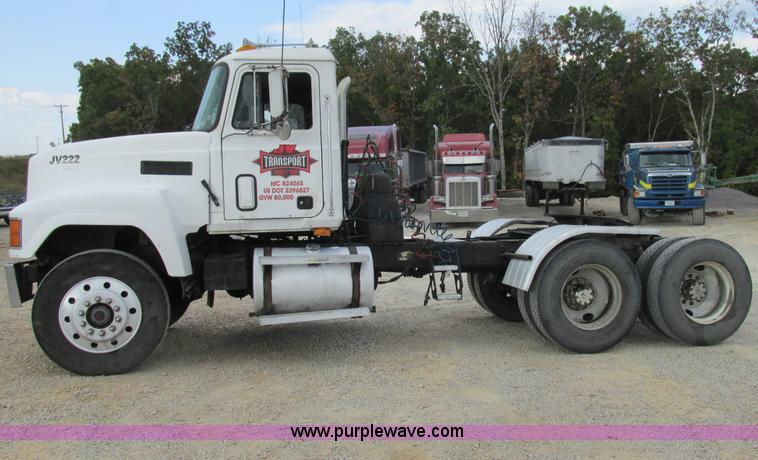 image for item BS9996 1996 Mack CH613SFA semi truck
