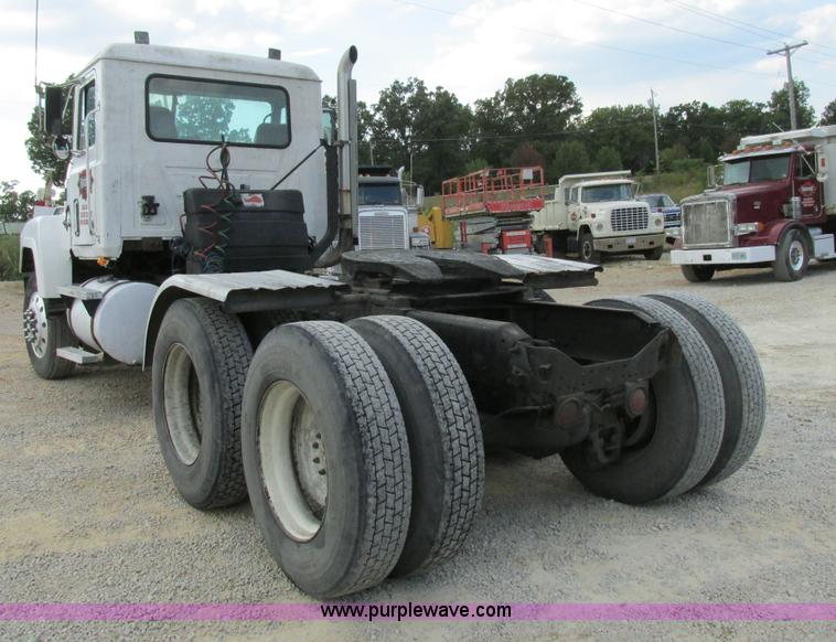 image for item BS9996 1996 Mack CH613SFA semi truck