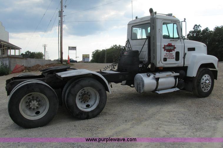 image for item BS9996 1996 Mack CH613SFA semi truck