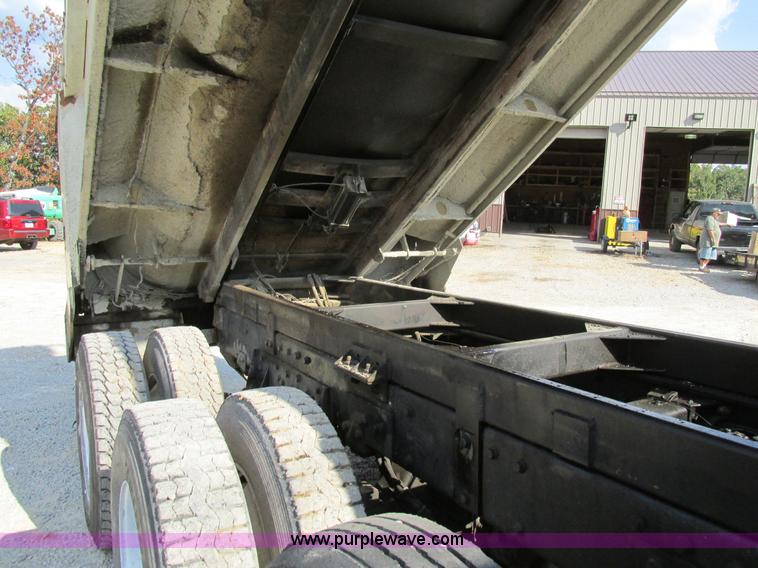 image for item BS9997 2000 Peterbilt 357 dump truck