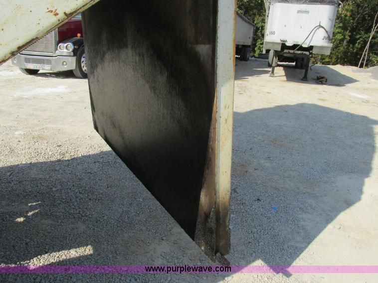 image for item BS9997 2000 Peterbilt 357 dump truck