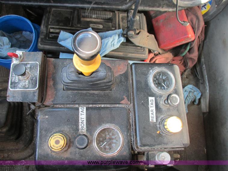 image for item BS9997 2000 Peterbilt 357 dump truck