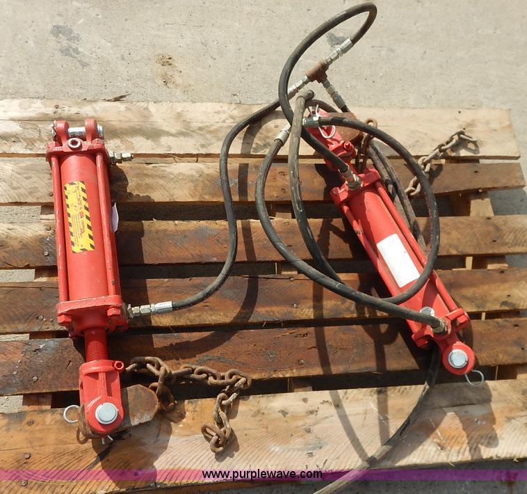 image for item BT9598 (2) cross hydraulic cylinders