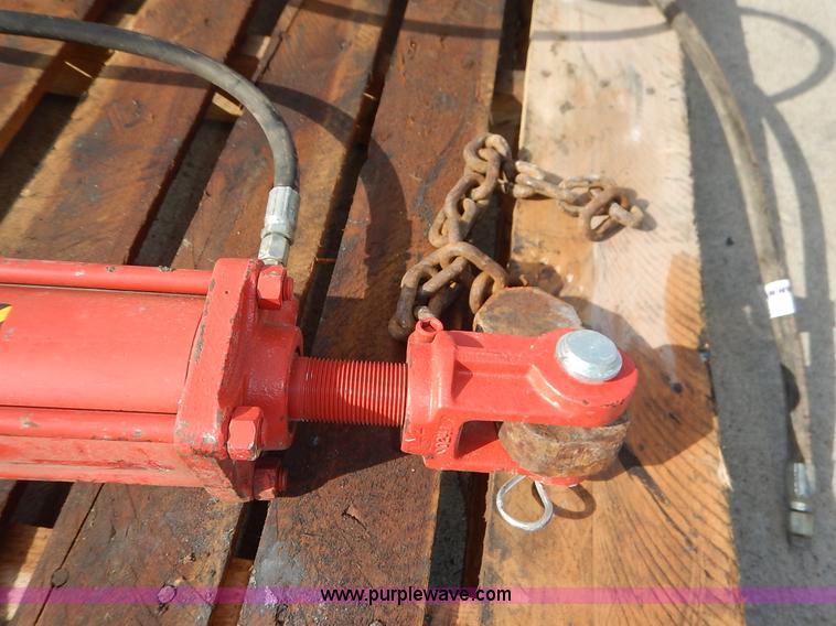 image for item BT9598 (2) cross hydraulic cylinders