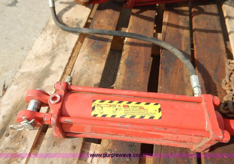 image for item BT9598 (2) cross hydraulic cylinders