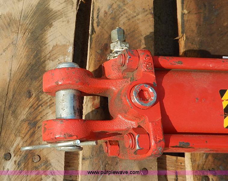 image for item BT9598 (2) cross hydraulic cylinders