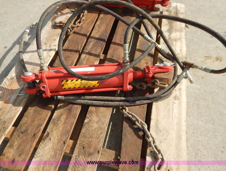 image for item BT9598 (2) cross hydraulic cylinders