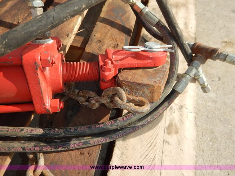 image for item BT9598 (2) cross hydraulic cylinders