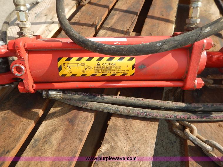image for item BT9598 (2) cross hydraulic cylinders
