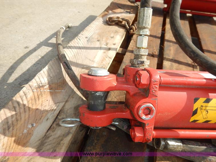 image for item BT9598 (2) cross hydraulic cylinders