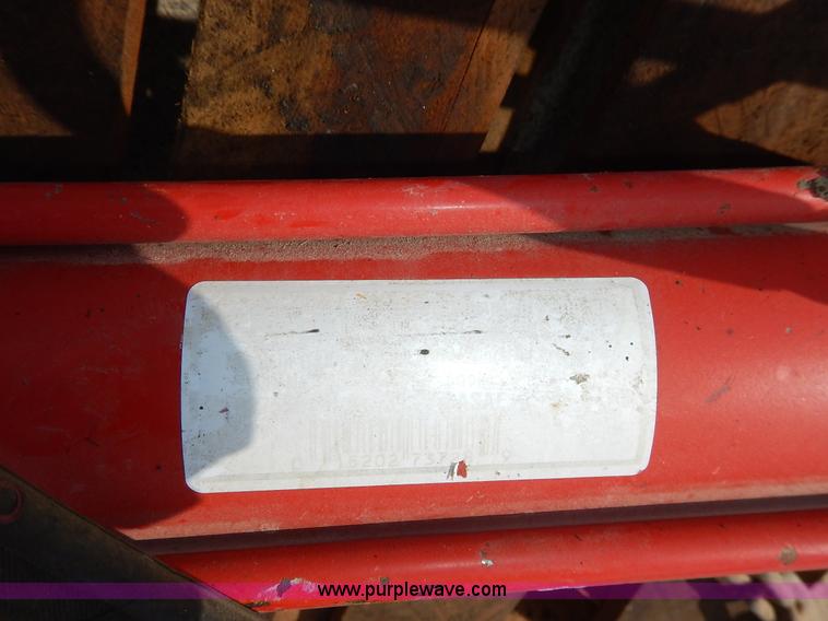 image for item BT9598 (2) cross hydraulic cylinders