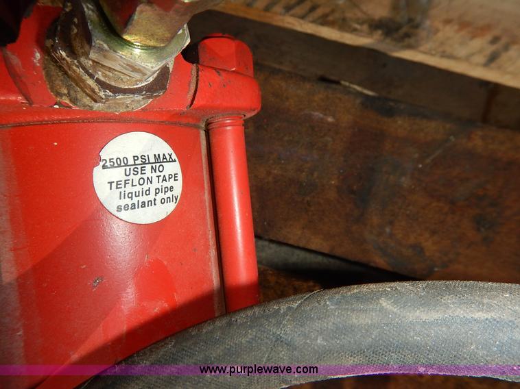 image for item BT9598 (2) cross hydraulic cylinders