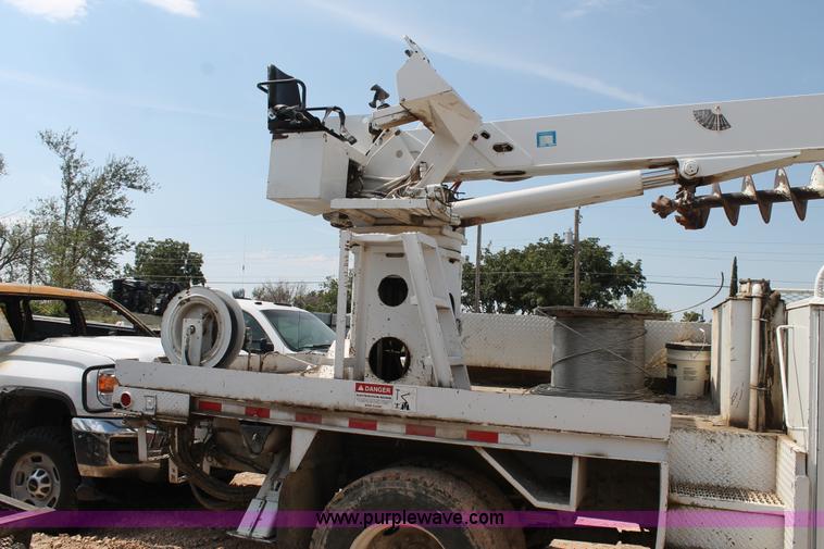 image for item J1437 2001 Ford F750 digger derrick truck