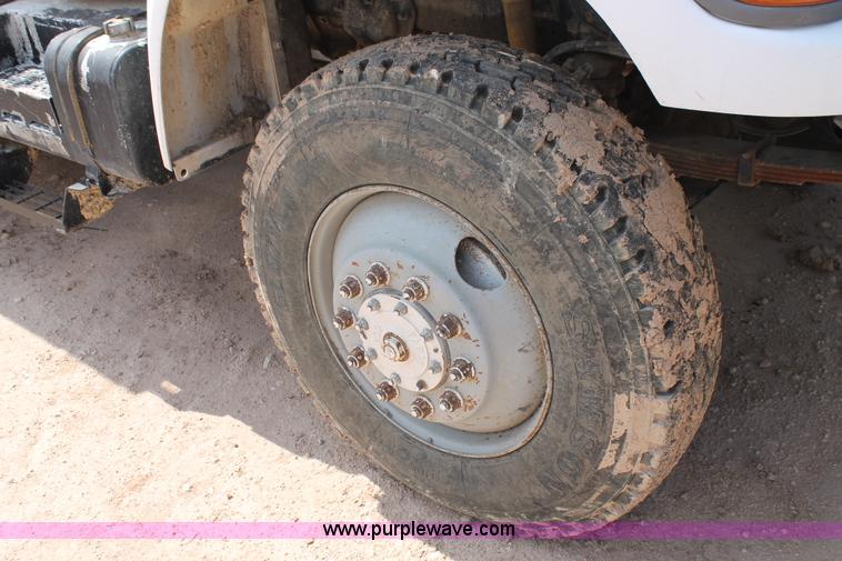 image for item J1437 2001 Ford F750 digger derrick truck