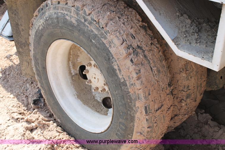 image for item J1437 2001 Ford F750 digger derrick truck