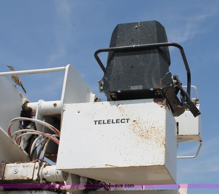 image for item J1437 2001 Ford F750 digger derrick truck