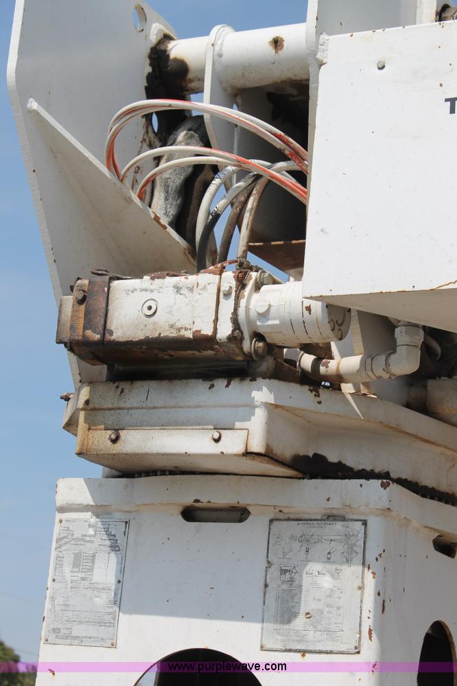 image for item J1437 2001 Ford F750 digger derrick truck